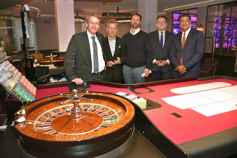 Schirmherr Daniel Günther nimmt Casino-Spende entgegen