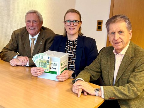 Versicherungs- und Finanzkontor hilft mit Barspende