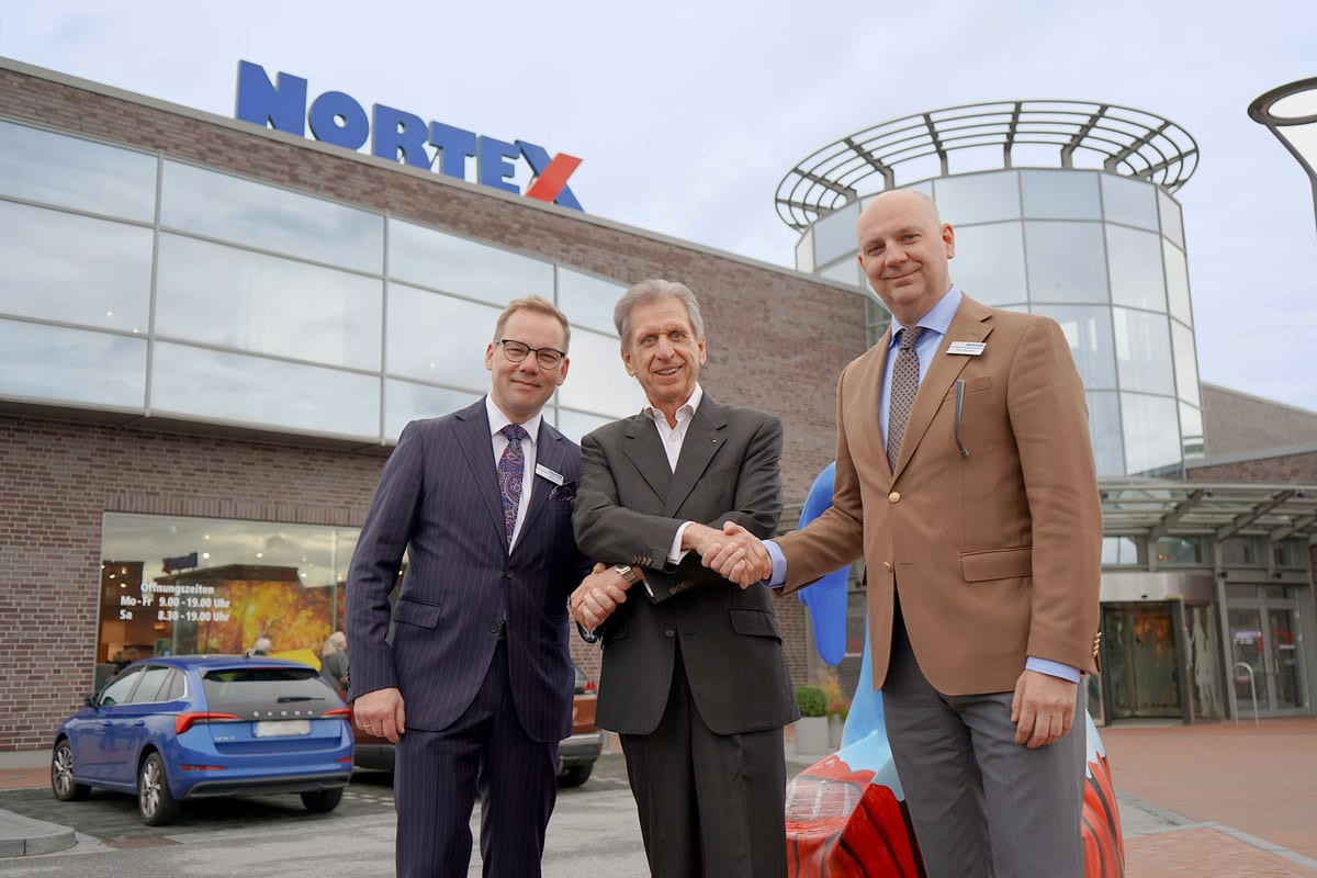 Konsul Bernd Jorkisch mit den Nortex-Geschäftsführern Andy Grabowski und Thorsten Guckel vor dem Nortex-Logistikzentrum